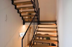 Scopri di più sull'articolo Scala interna su misura: come scegliere tra ferro, acciaio inox e legno per la tua casa